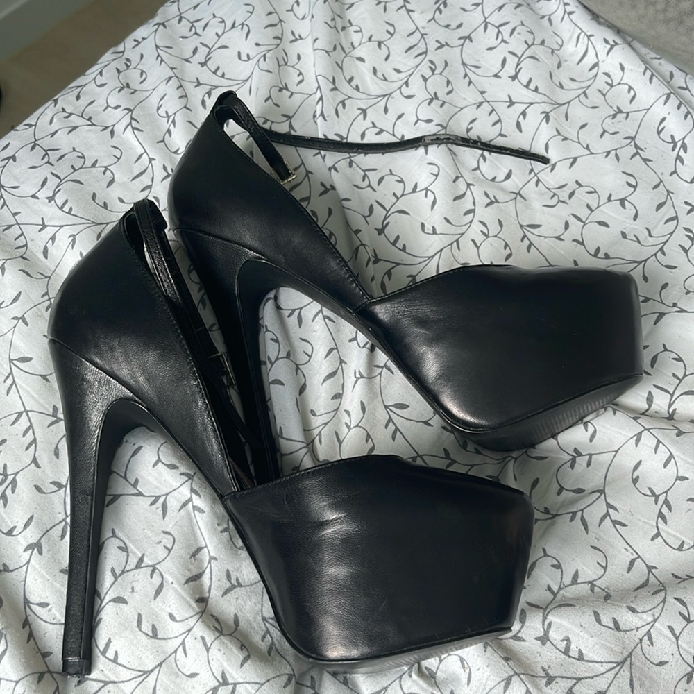 Women’s 9.5 Steve Madden Stilletos Black